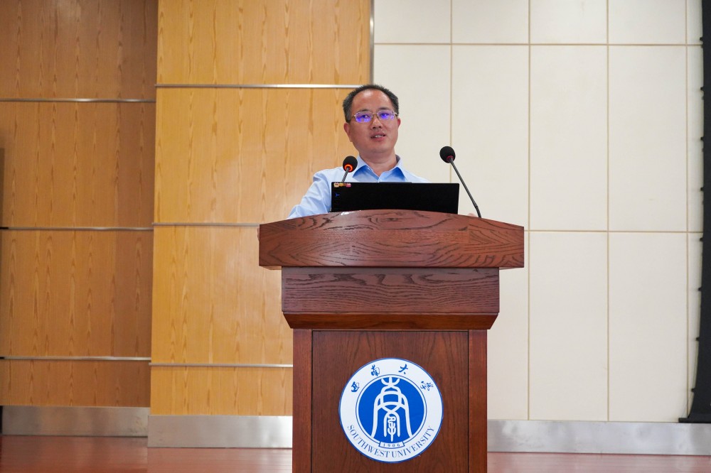 3.党委书记杨新斌作就业动员讲话_副本.jpg
